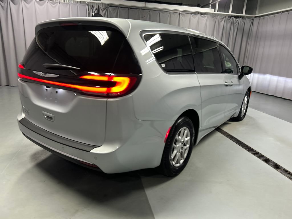 Used 2026 Chrysler Pacifica Select image 7