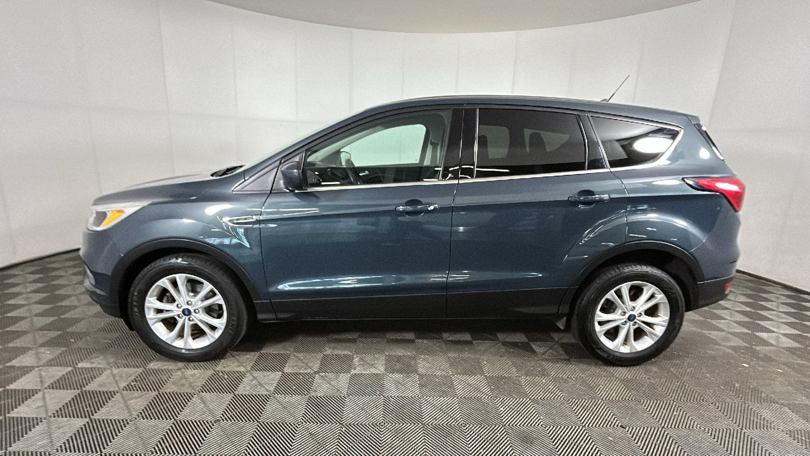 Used 2019 Ford Escape SE FWD image 6