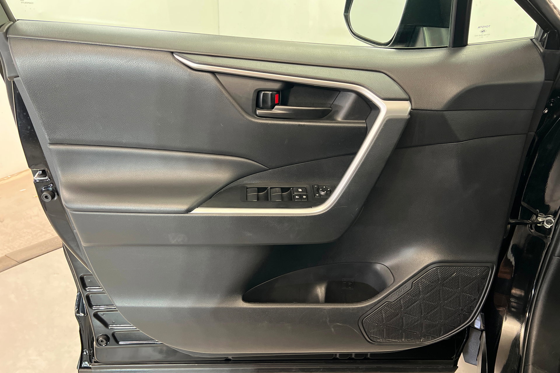 Used 2024 Toyota RAV4 LE image 15