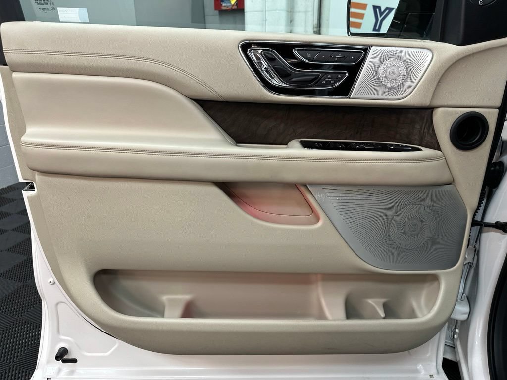 Used 2019 Lincoln Navigator Reserve AWD/4WD image 16