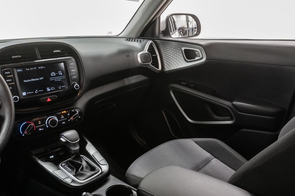 Used 2025 Kia Soul LX w/ LX Technology Package FWD image 11