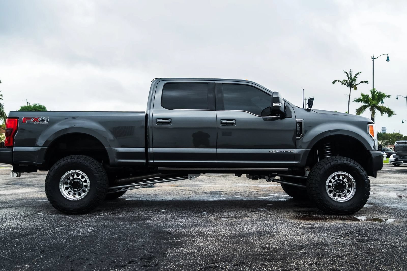 Used 2017 Ford F250 Platinum w/ Platinum Ultimate Package AWD/4WD image 4