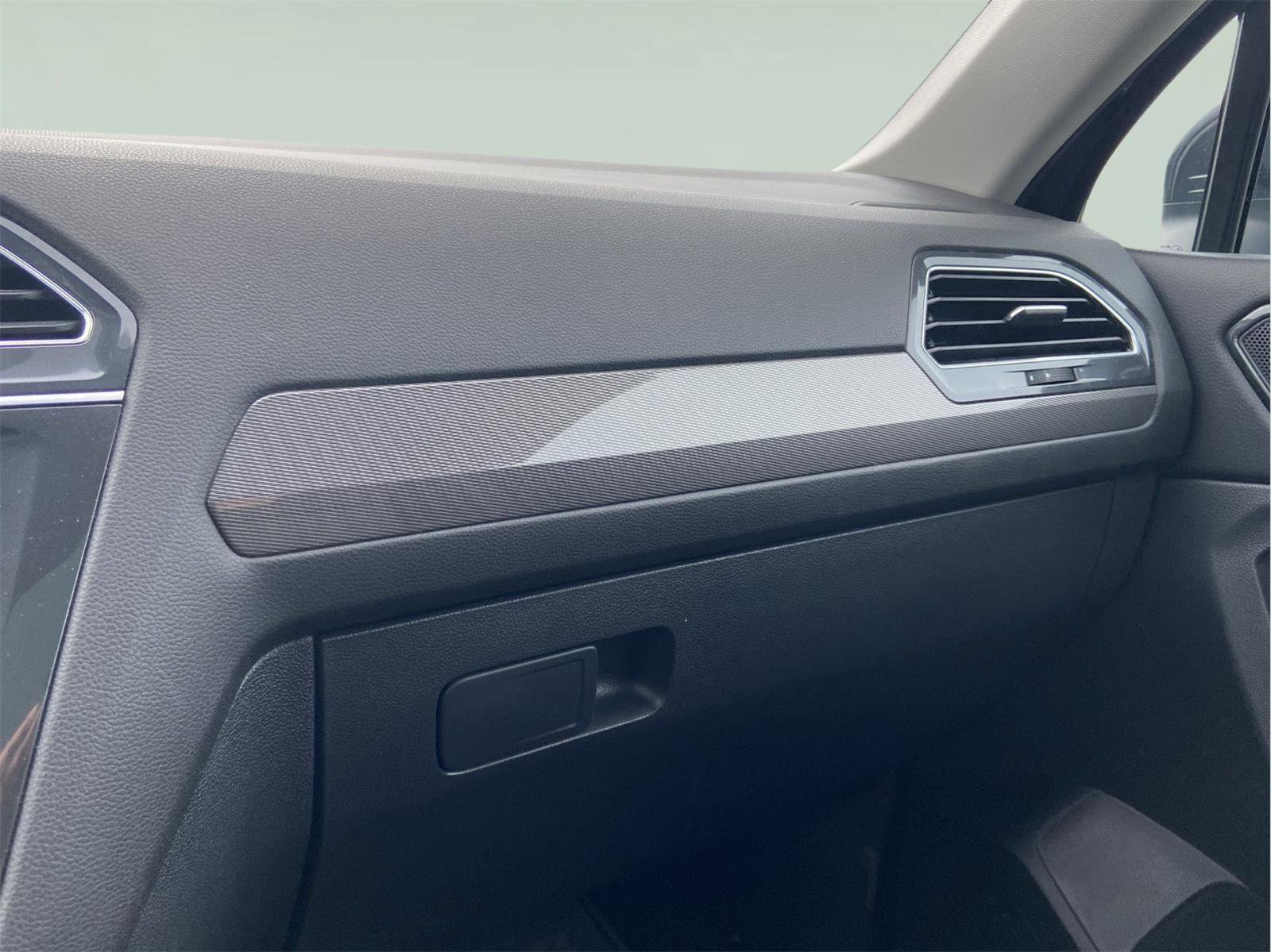 Used 2023 Volkswagen Tiguan SE image 36