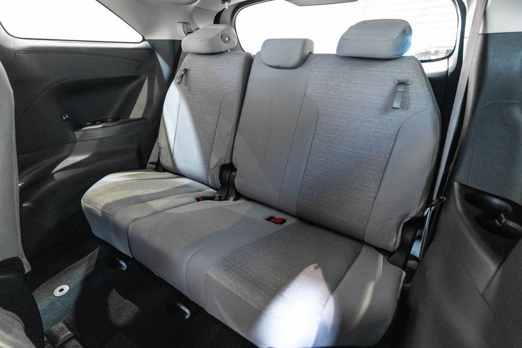 Certified 2025 Toyota Sienna LE FWD image 33