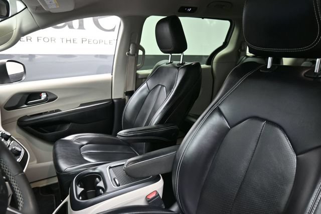 Used 2023 Chrysler Pacifica Touring-L FWD image 16