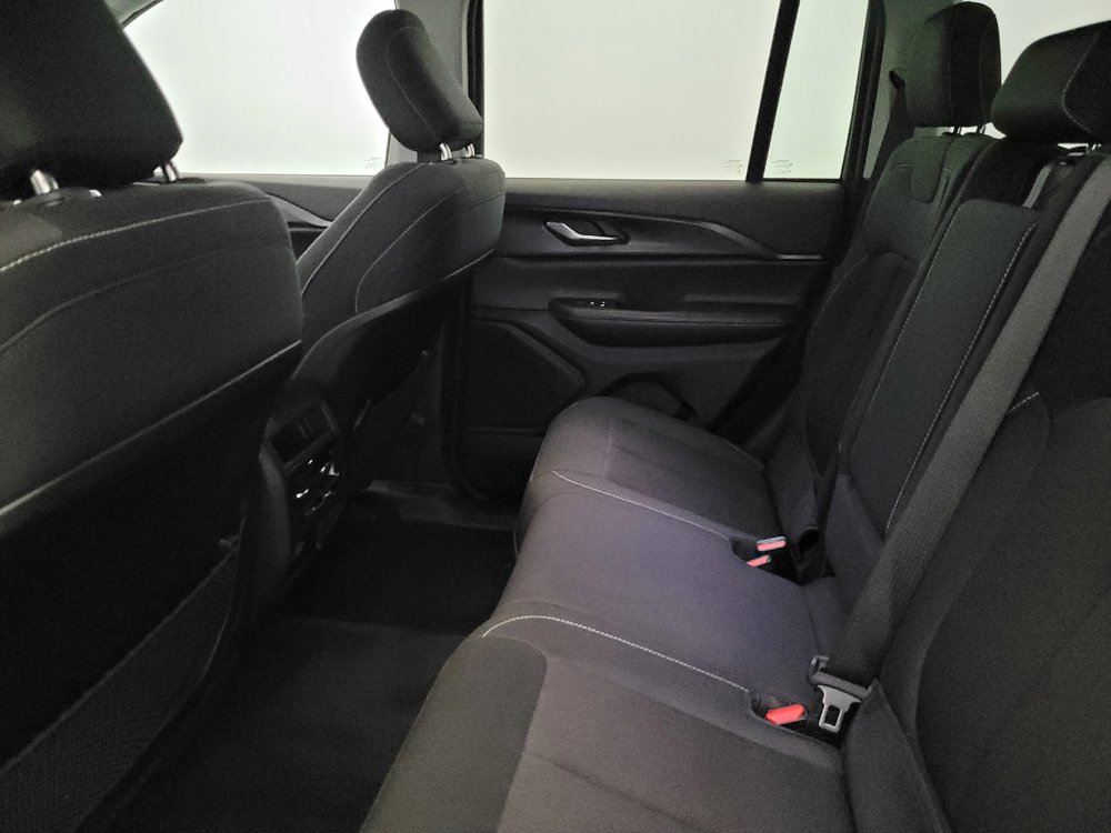 Used 2023 Jeep Grand Cherokee Laredo AWD/4WD image 18