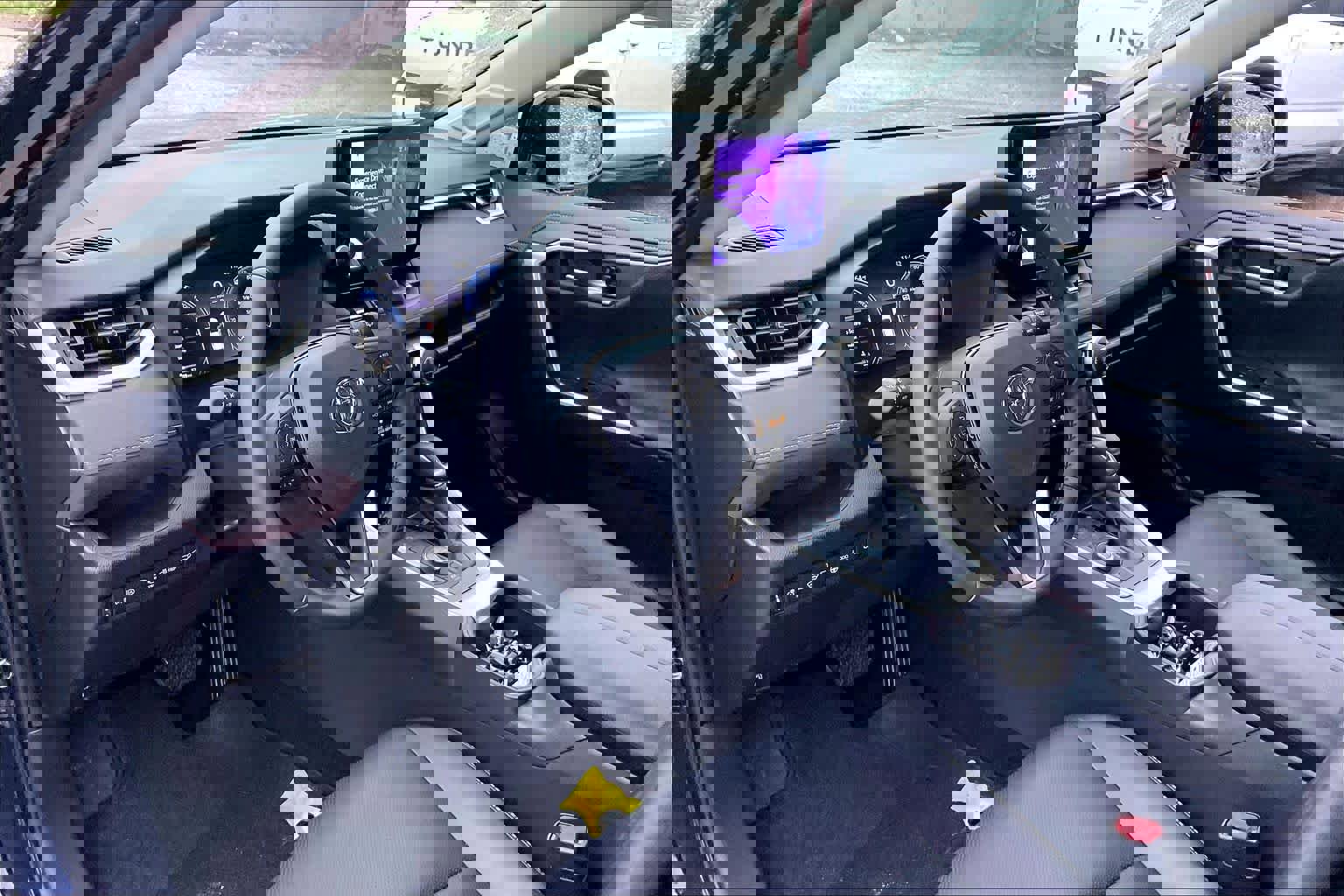 Used 2025 Toyota RAV4 Limited image 18