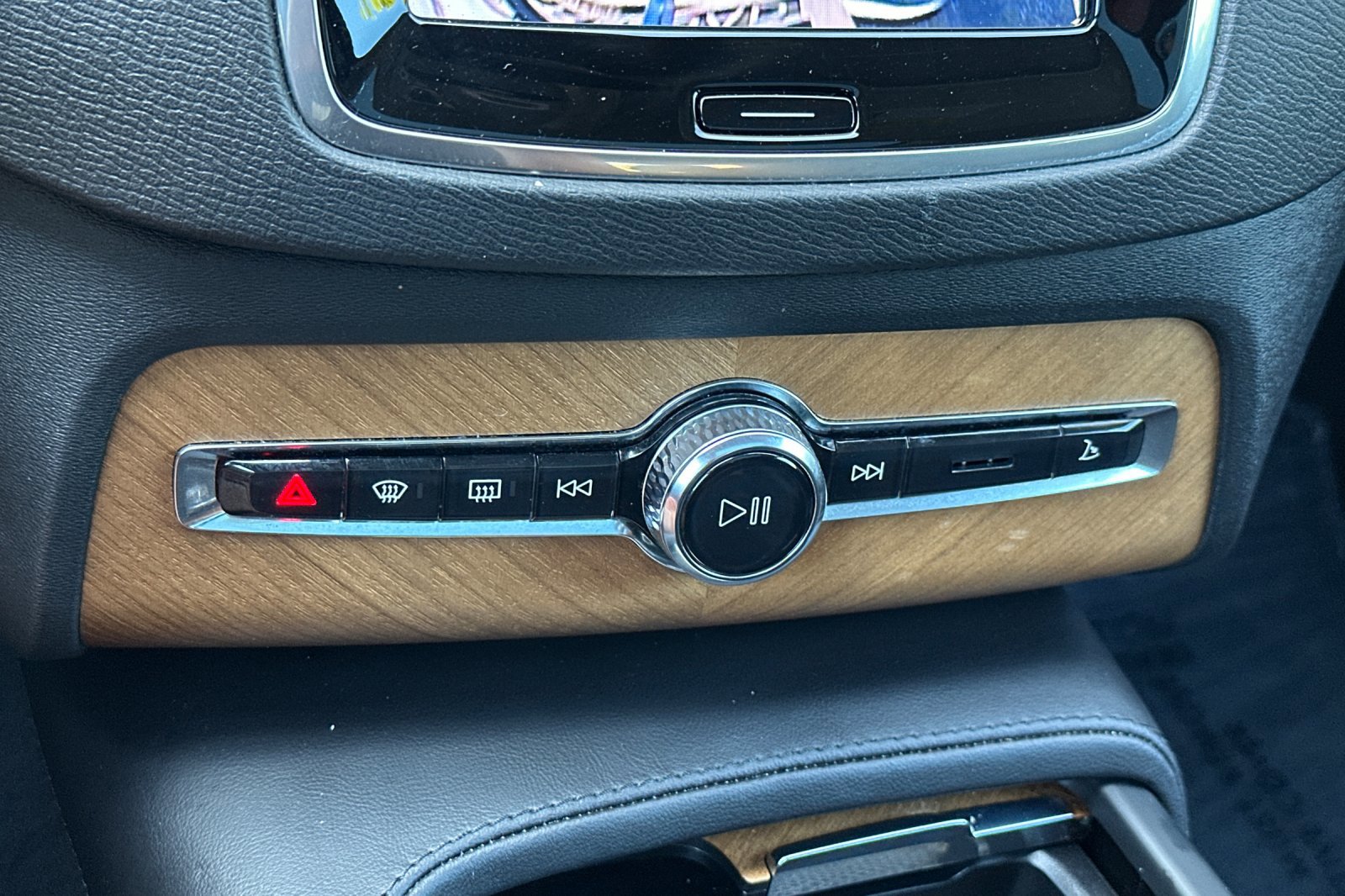 Certified 2023 Volvo XC90 B6 Plus image 24
