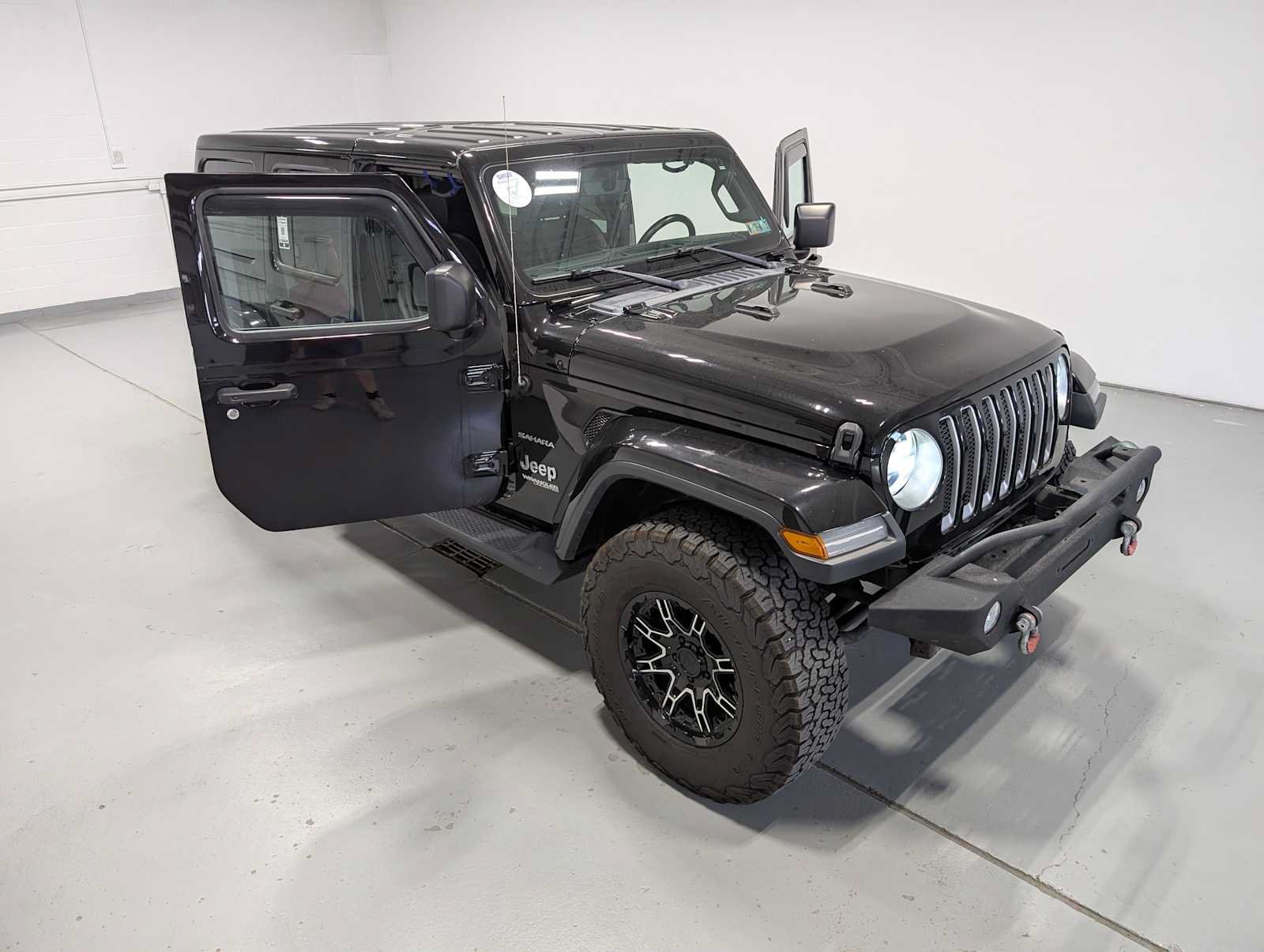 Used 2018 Jeep Wrangler Unlimited Sahara AWD/4WD image 14