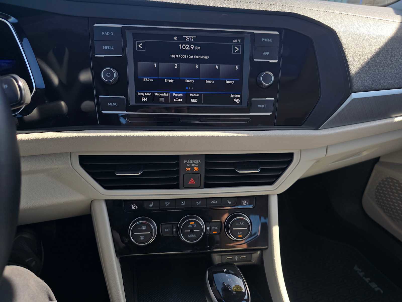 Used 2023 Volkswagen Jetta SE w/ Panoramic Sunroof Package image 27