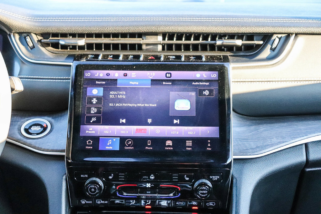 Used 2024 Jeep Grand Cherokee Limited RWD image 16