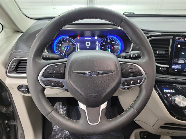 Used 2023 Chrysler Pacifica Touring-L image 24