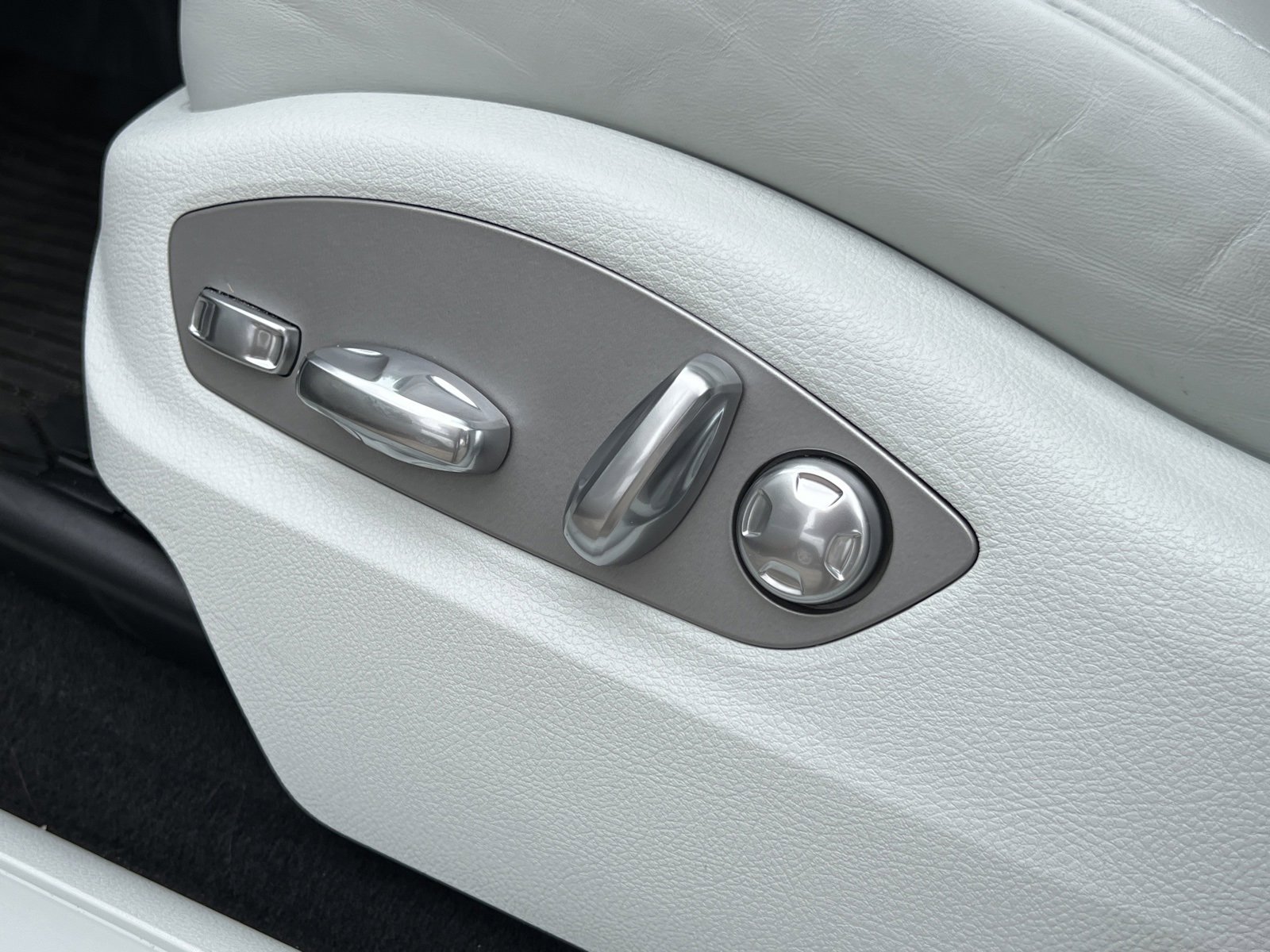 Certified 2025 Porsche Macan image 30