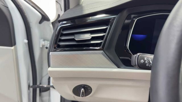 Used 2023 Volkswagen Jetta SE FWD image 25