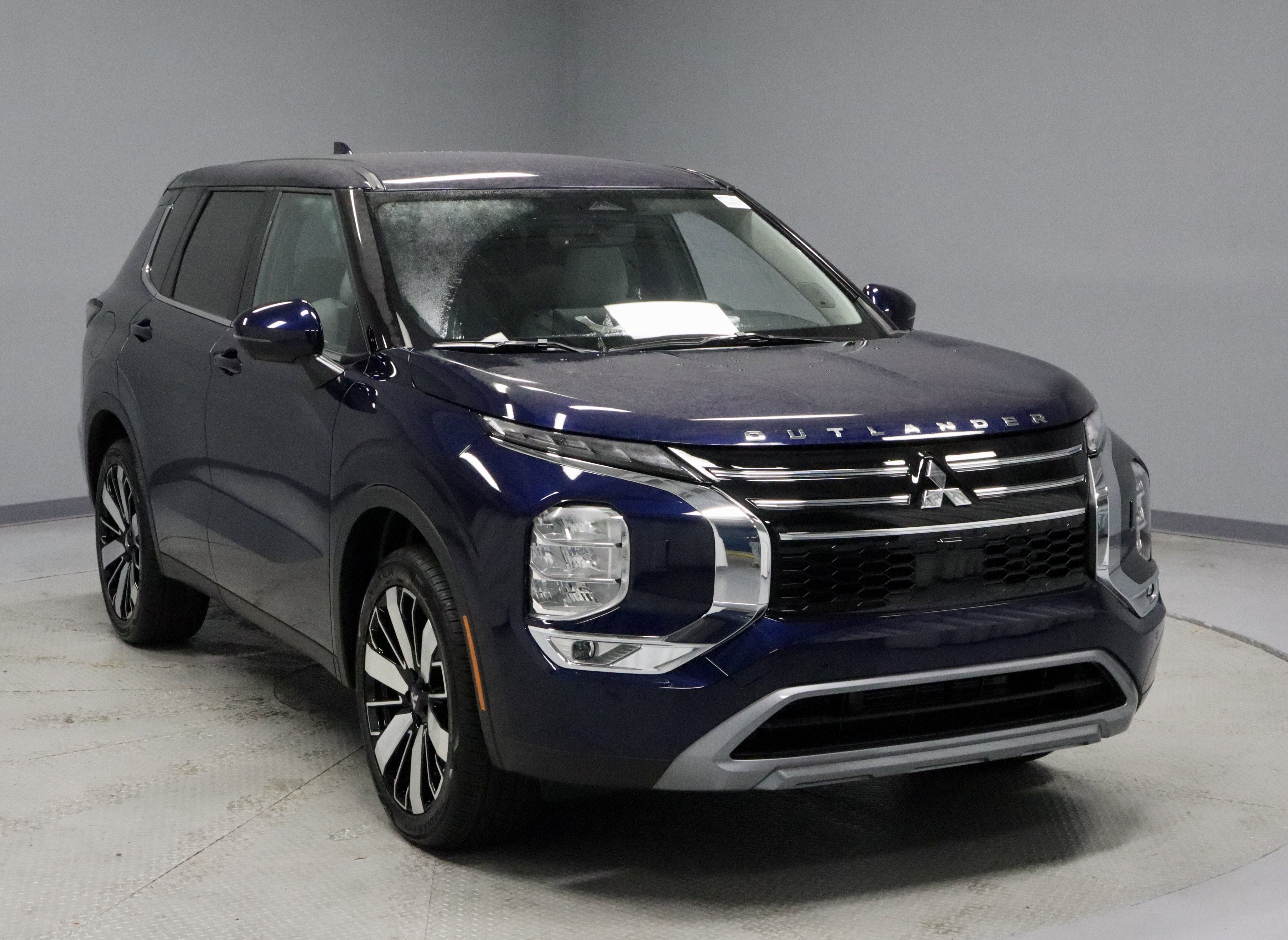 New 2025 Mitsubishi Outlander SE image 2