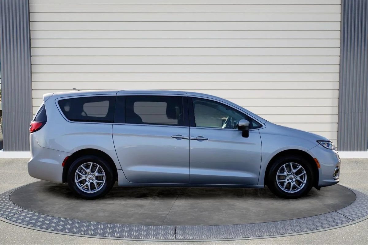 Used 2023 Chrysler Pacifica Touring-L FWD image 8