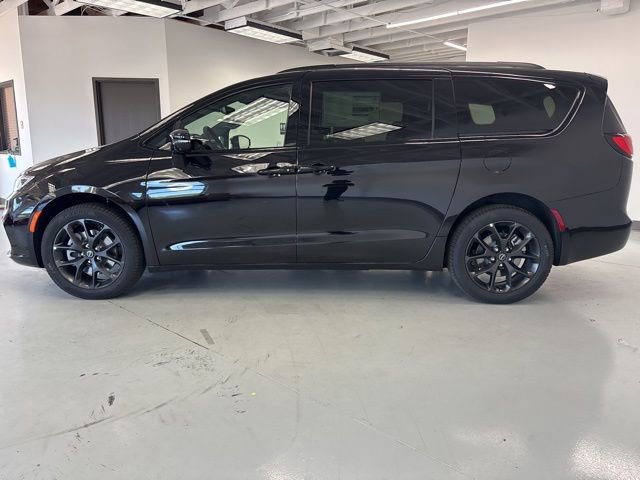 New 2026 Chrysler Pacifica Limited w/ S Appearance Package image 4