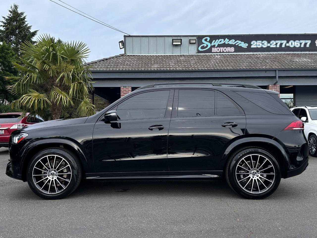 Used 2022 Mercedes-Benz GLE 350 4MATIC w/ AMG Line Exterior image 3