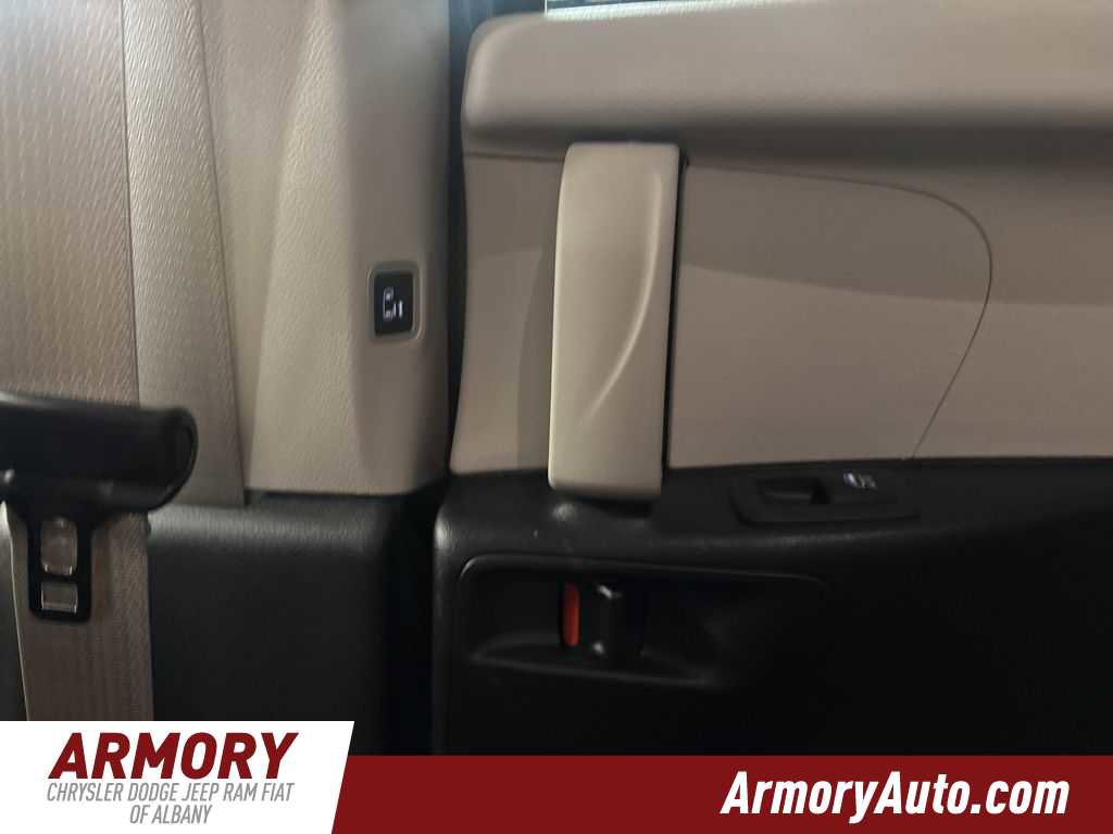 Used 2023 Chrysler Pacifica Touring-L w/ Uconnect Theater Family Group image 28