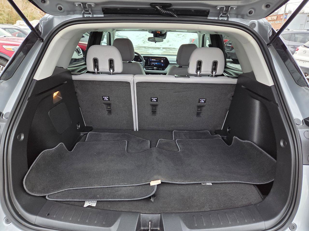Used 2025 Chevrolet TrailBlazer LT w/ LT Cold Weather Package FWD image 12