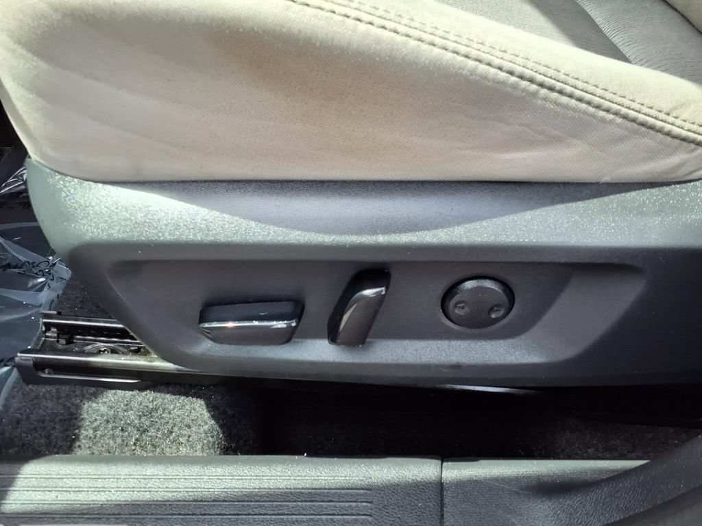Used 2025 Nissan Rogue SV AWD/4WD image 23