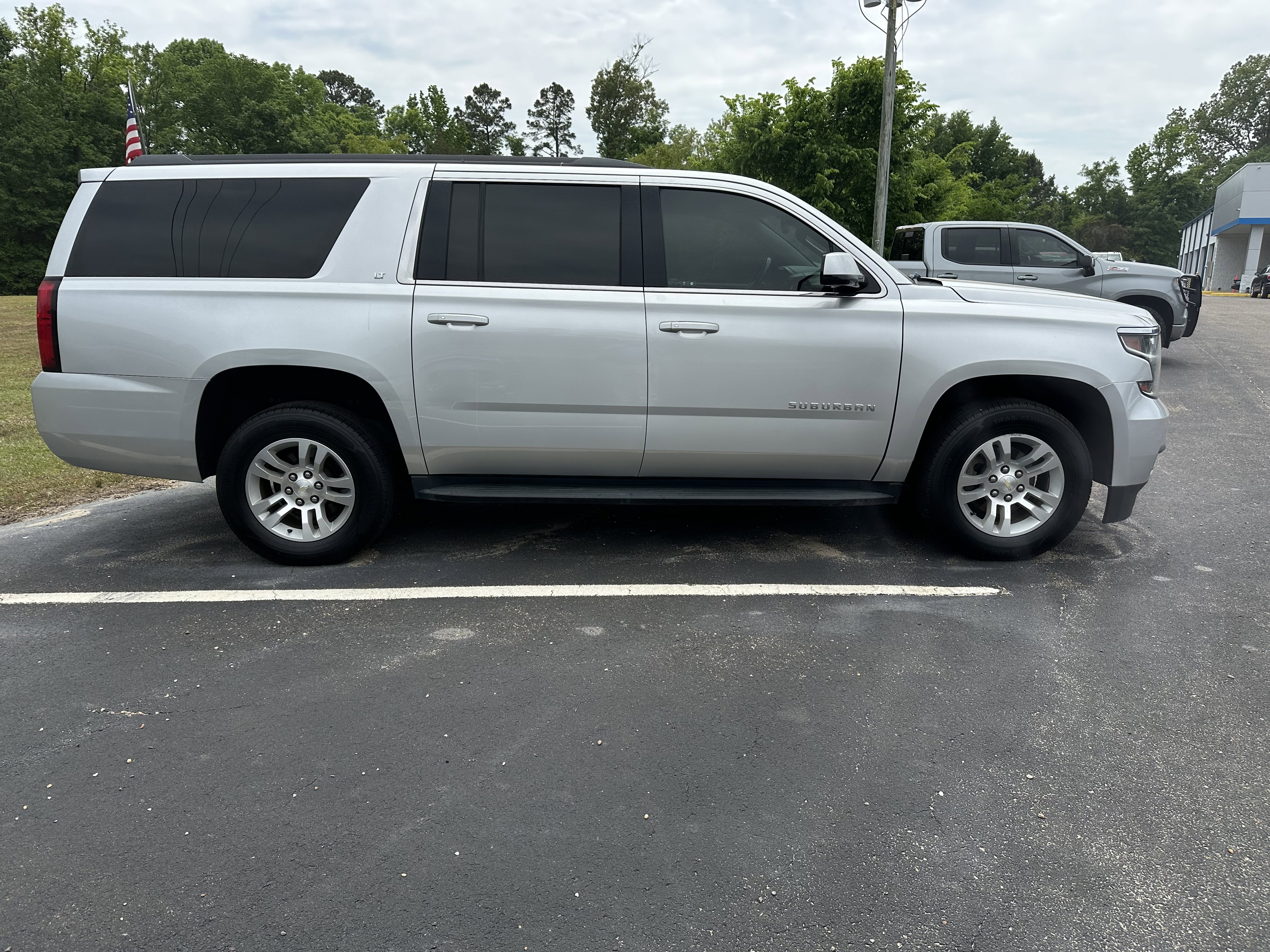 Used 2019 Chevrolet Suburban LT RWD image 5