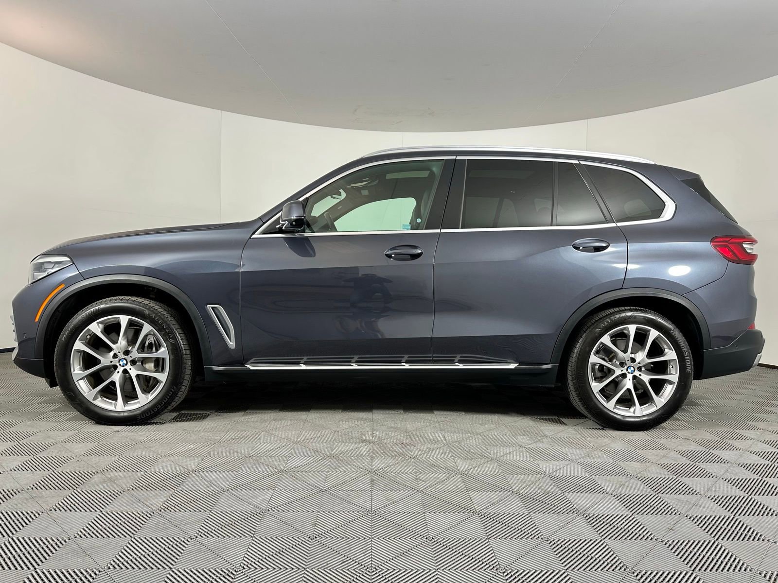Used 2019 BMW X5 xDrive50i w/ Parking Assistance Package image 18