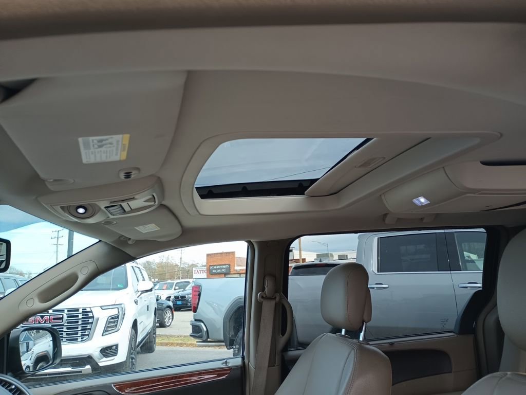 Used 2014 Chrysler Town & Country Touring-L w/ Driver Convenience Group image 14