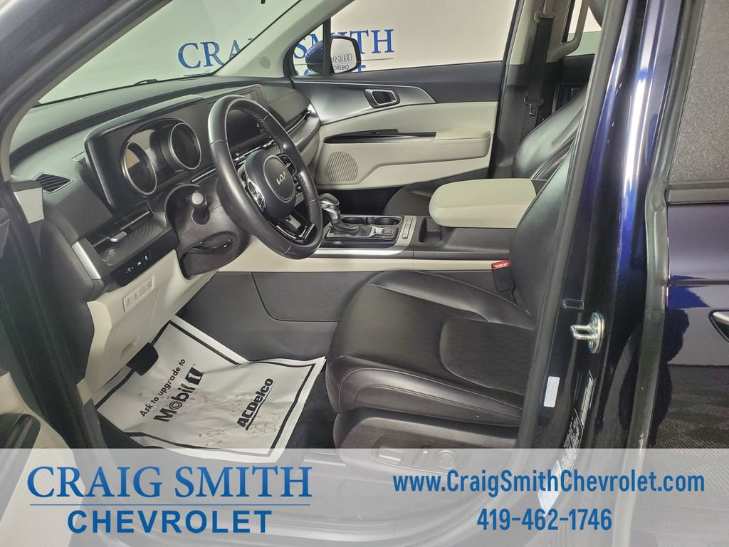 Used 2024 Kia Carnival LX FWD image 12