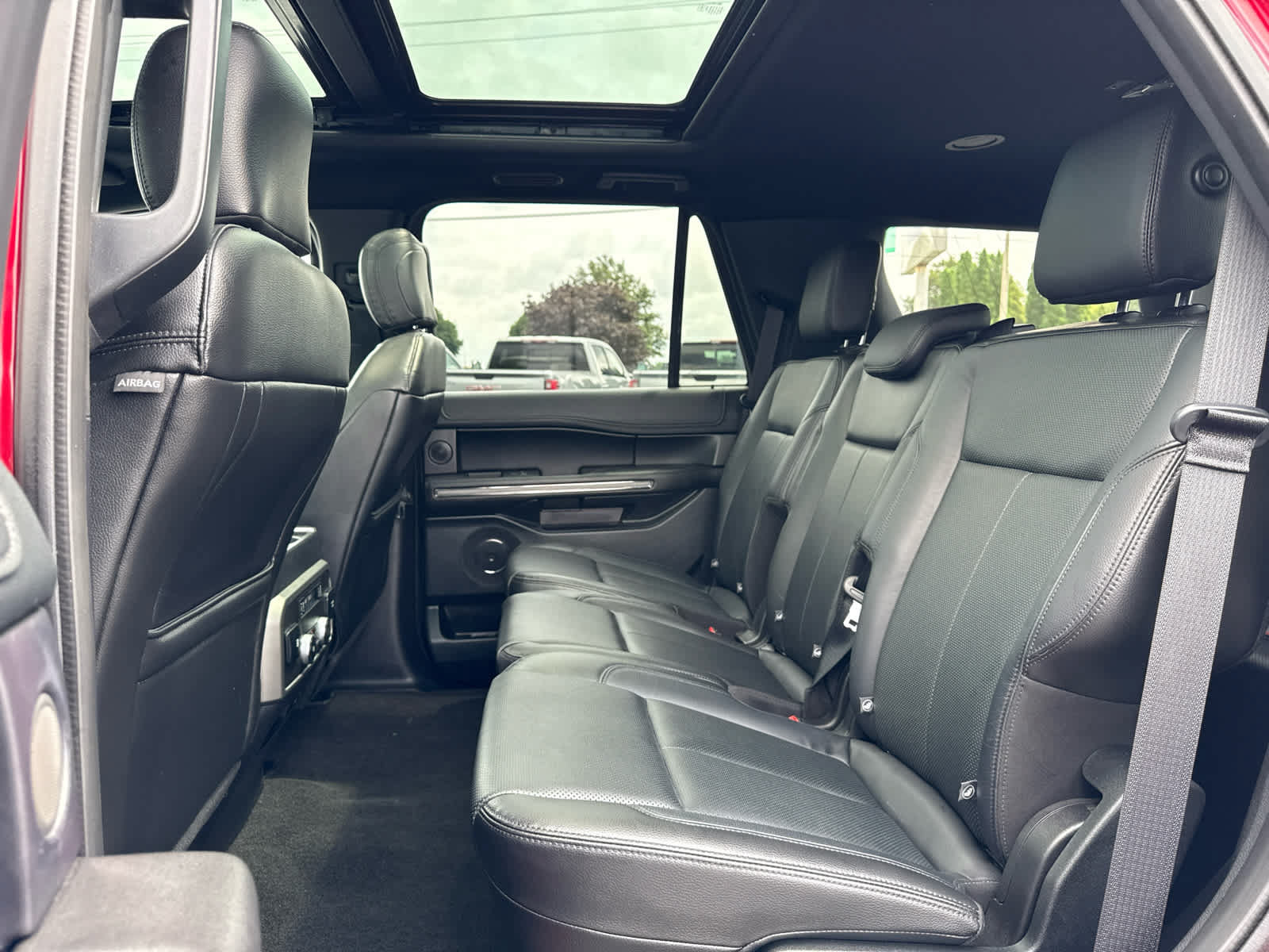 Used 2018 Ford Expedition XLT w/ Equipment Group 202A AWD/4WD image 23