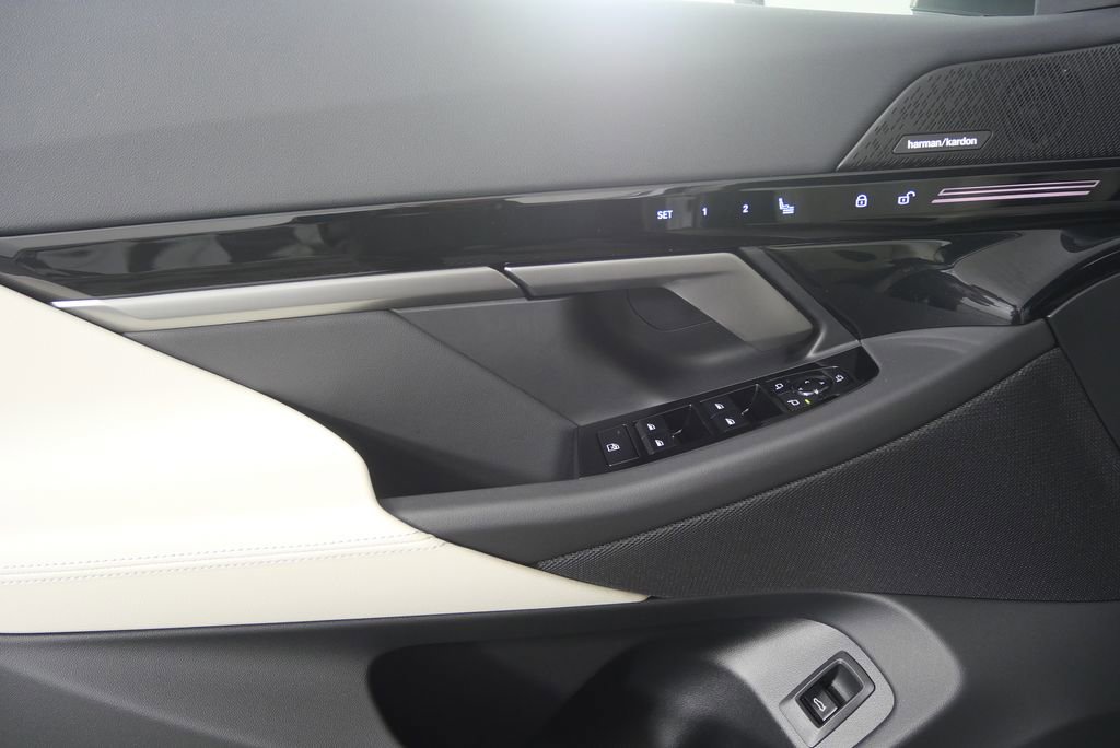 New 2026 BMW 530i xDrive w/ Premium Package image 9