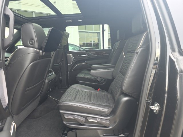 Used 2023 Cadillac Escalade ESV Sport Platinum AWD/4WD image 9