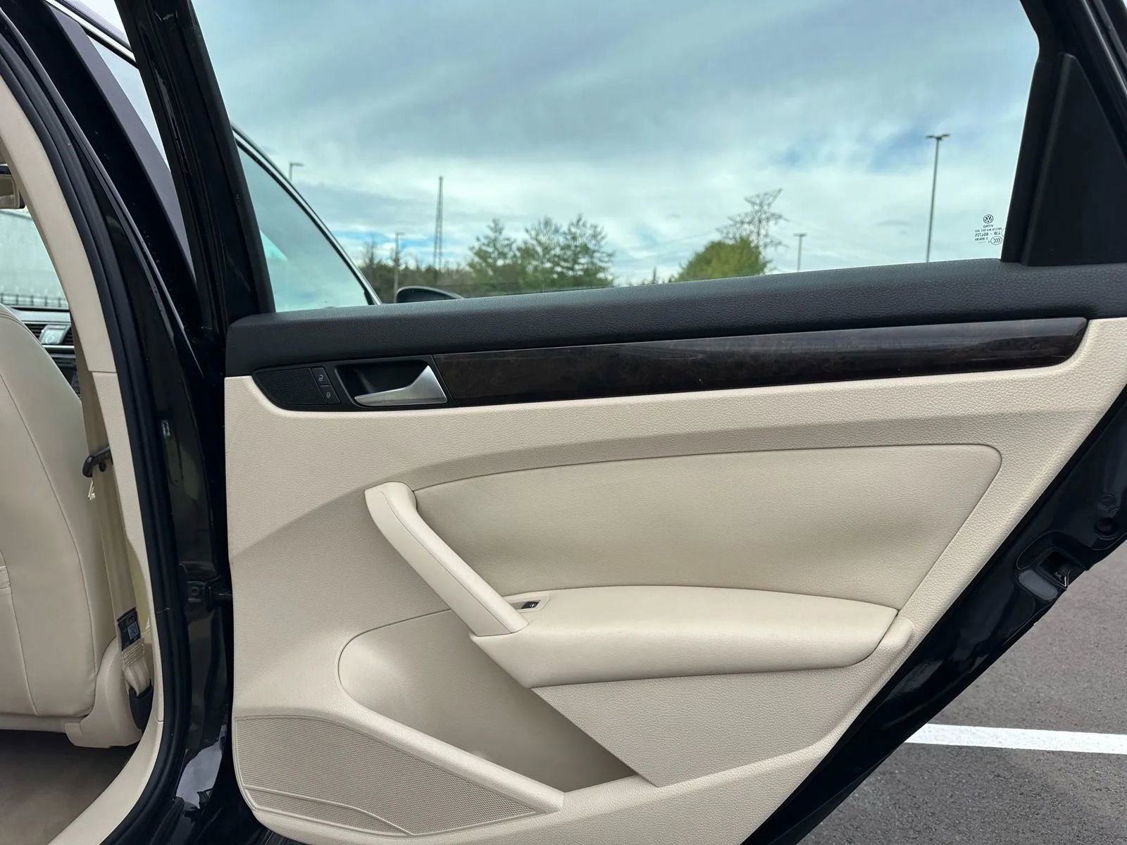 Used 2015 Volkswagen Passat 1.8T SEL Premium image 9