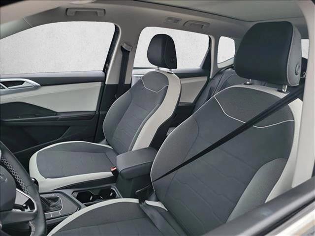 Used 2025 Volkswagen Taos SE w/ Panoramic Sunroof Package image 15