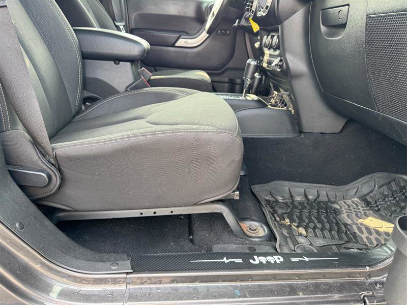 Used 2017 Jeep Wrangler Unlimited Sahara w/ Connectivity Group image 11