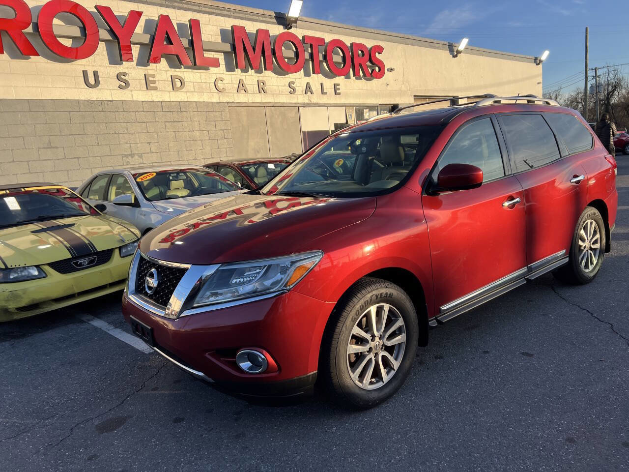 Used 2014 Nissan Pathfinder SL w/ SL Premium Package FWD image 1