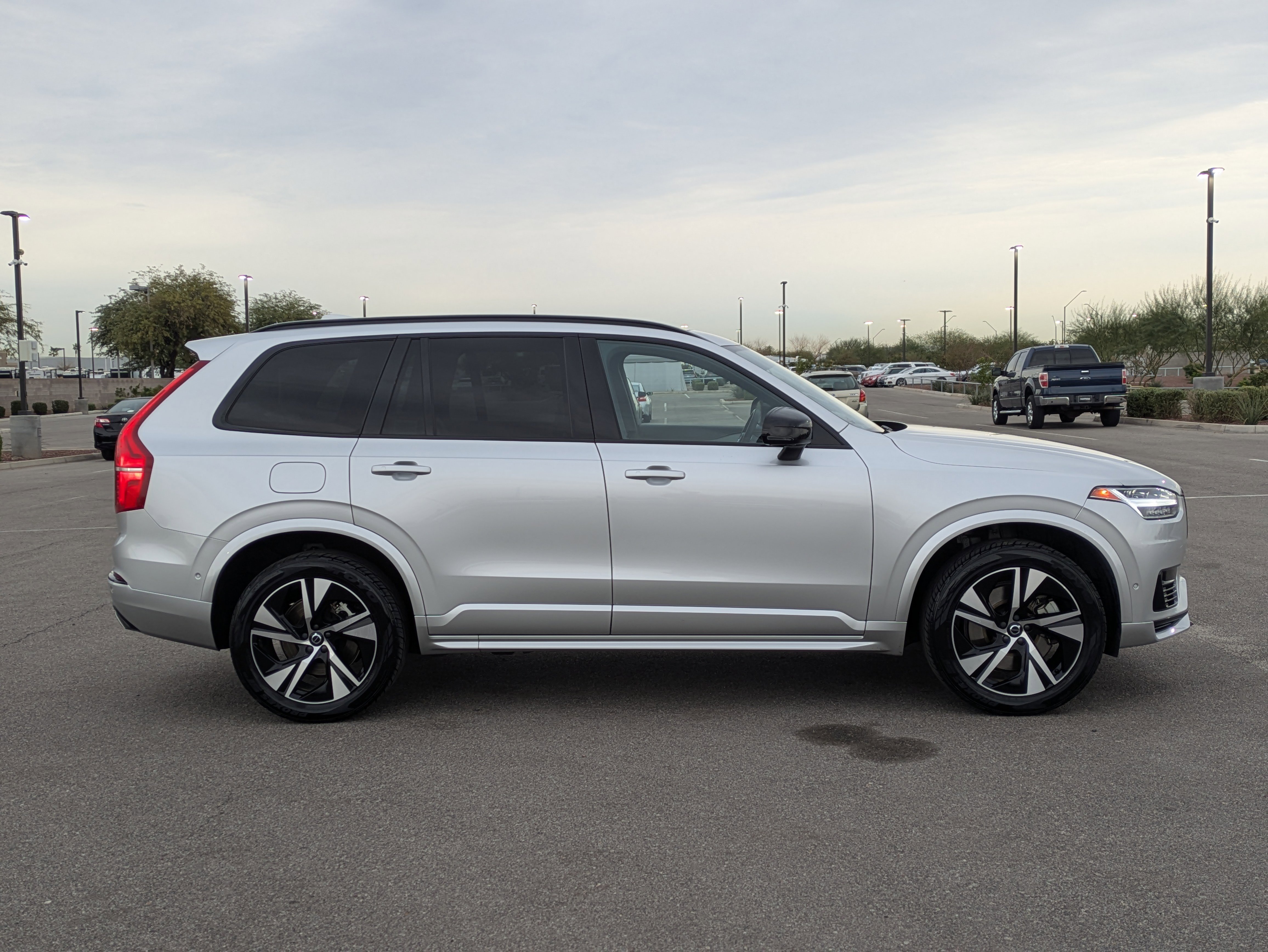 Used 2022 Volvo XC90 T8 R-Design w/ Advanced Package image 6