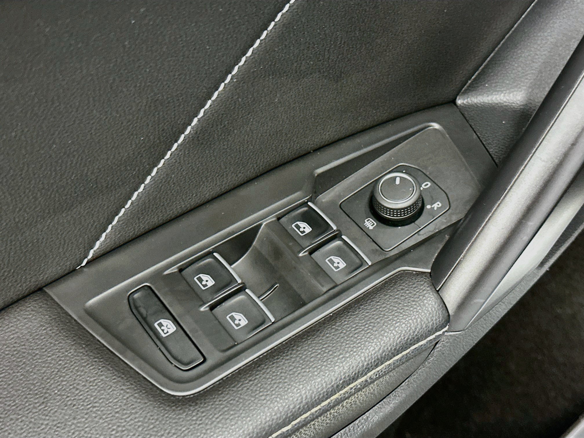 Used 2023 Volkswagen Tiguan SE w/ Panoramic Sunroof Package AWD/4WD image 15