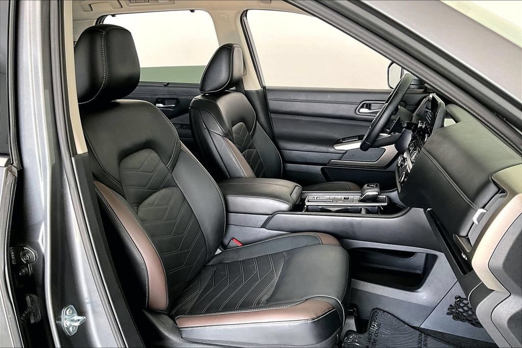 Used 2025 Nissan Pathfinder Platinum w/ Cargo Package FWD image 9