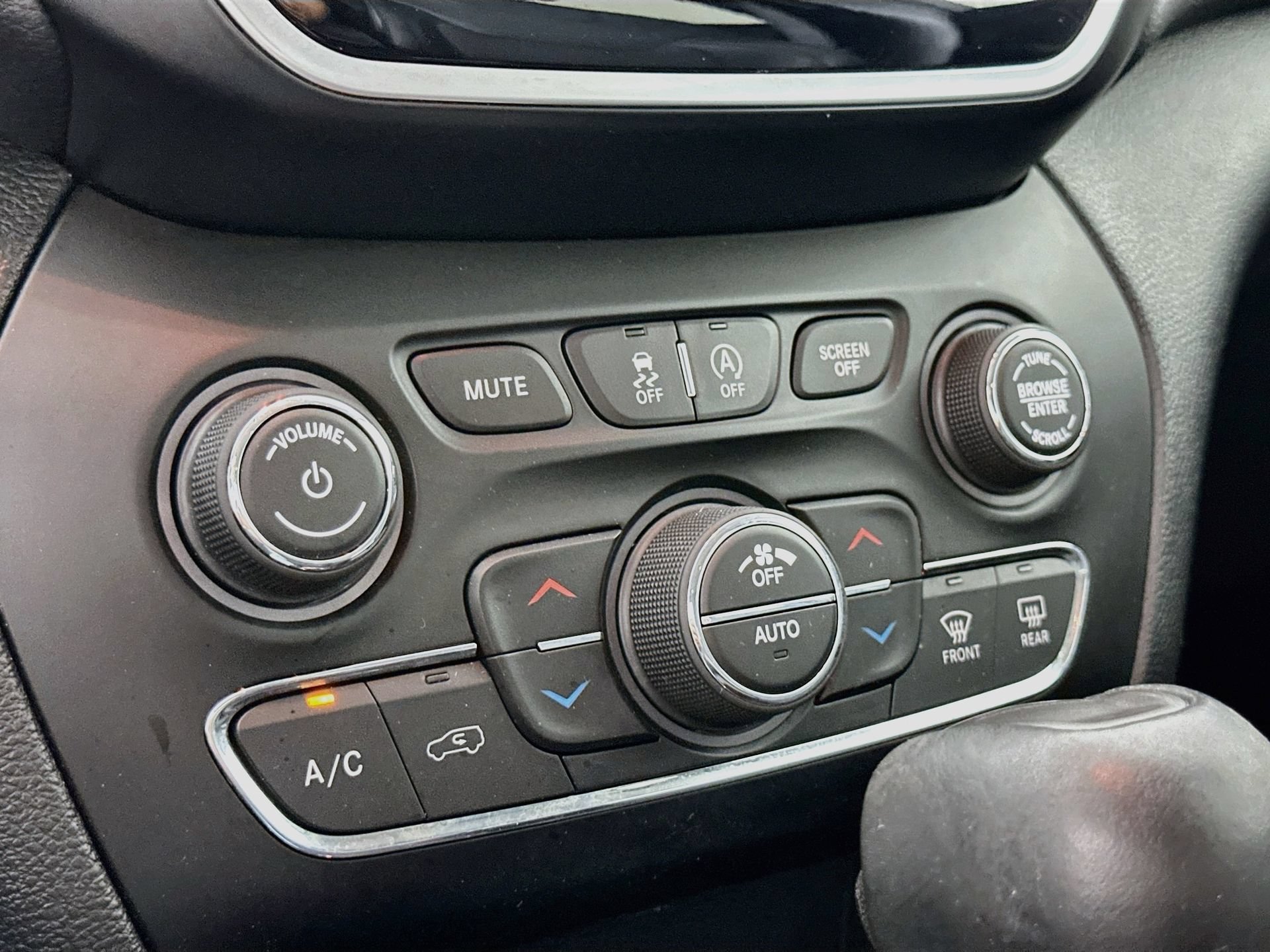 Used 2019 Jeep Cherokee Limited FWD image 16