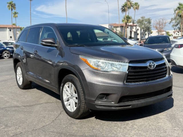 Used 2016 Toyota Highlander LE FWD image 1