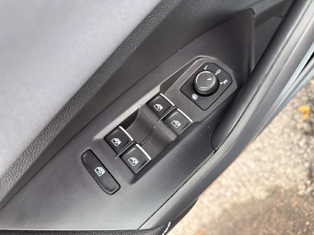 Used 2025 Volkswagen Jetta SE w/ Sunroof Package FWD image 30