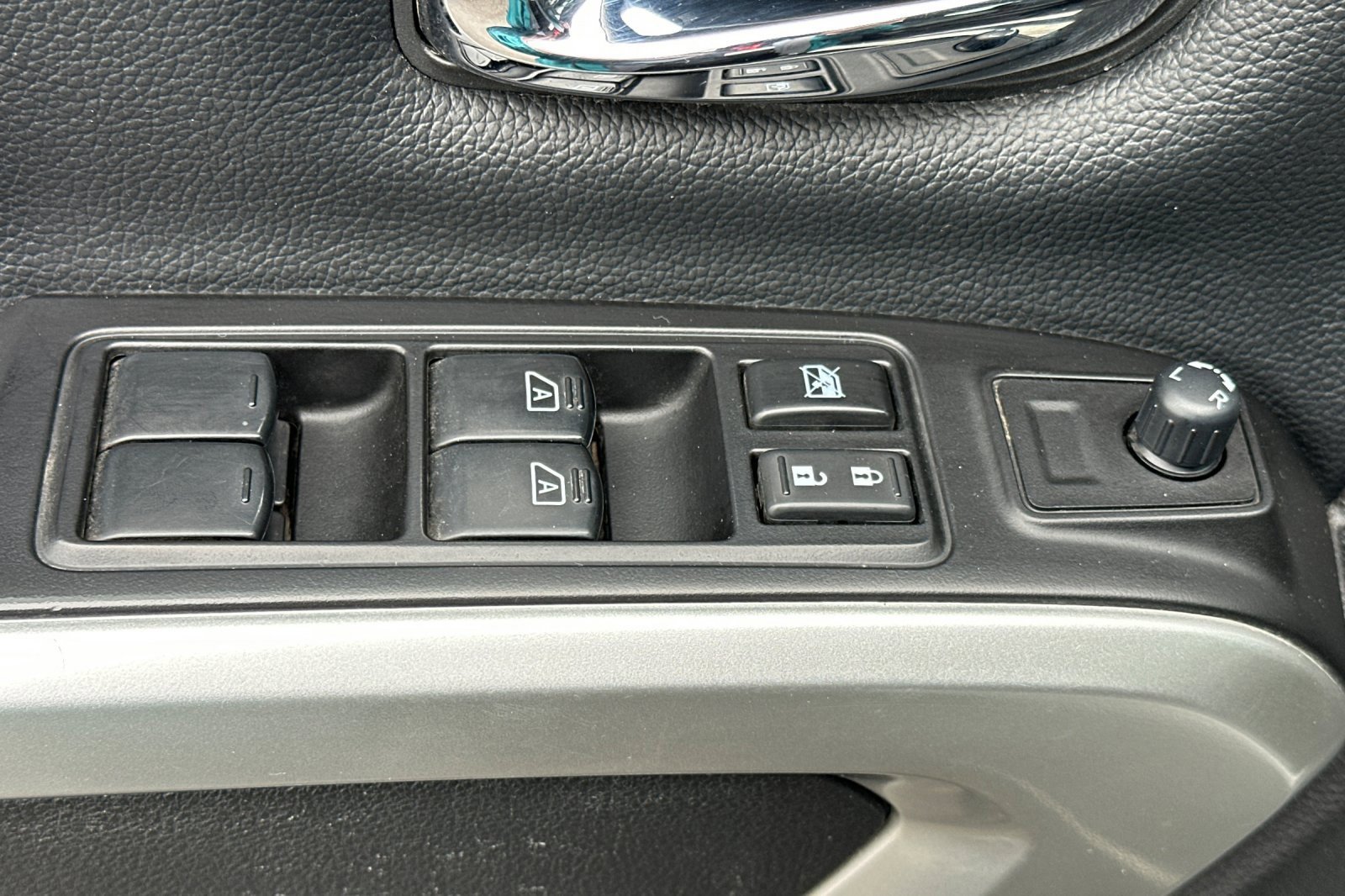 Used 2018 Nissan Titan SL w/ Chrome Package image 11