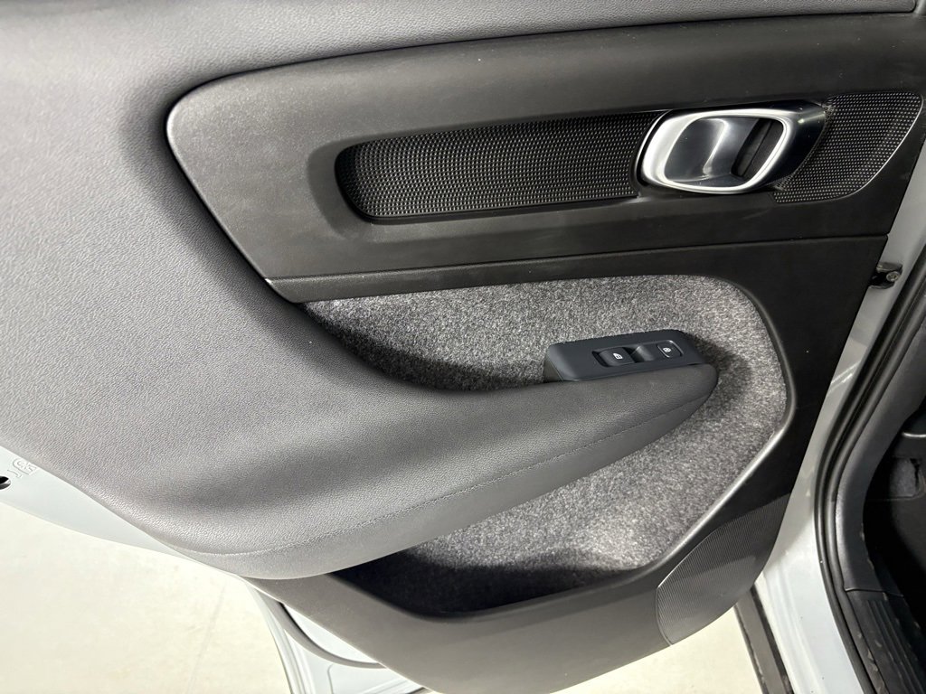 Used 2024 Volvo XC40 B5 Core image 33