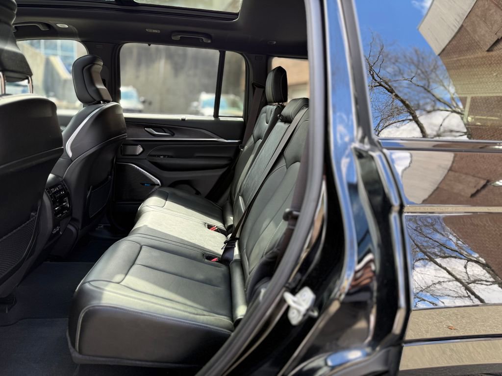 Used 2023 Jeep Grand Cherokee Overland w/ Luxury Tech Group IV image 23