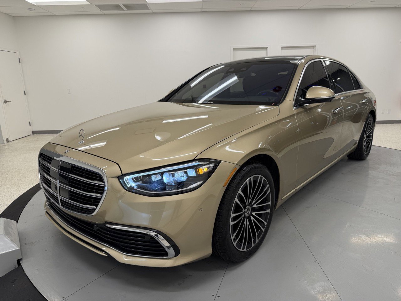 Used 2022 Mercedes-Benz S 580 4MATIC Sedan image 3