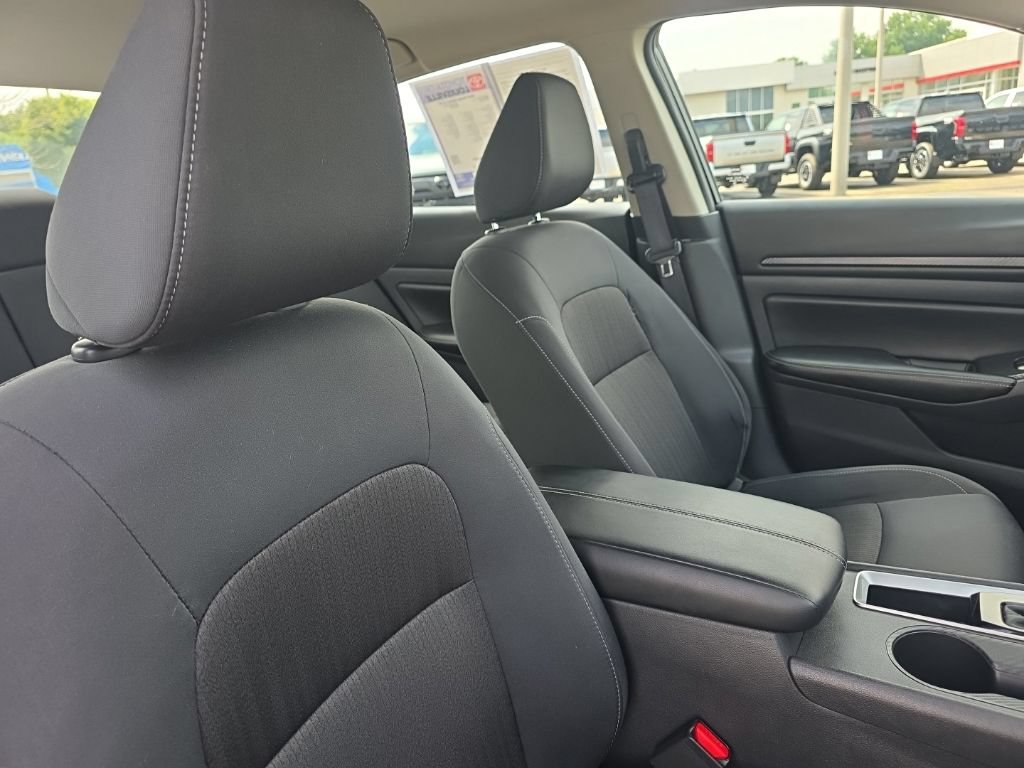 Used 2025 Nissan Altima 2.5 SV FWD image 10