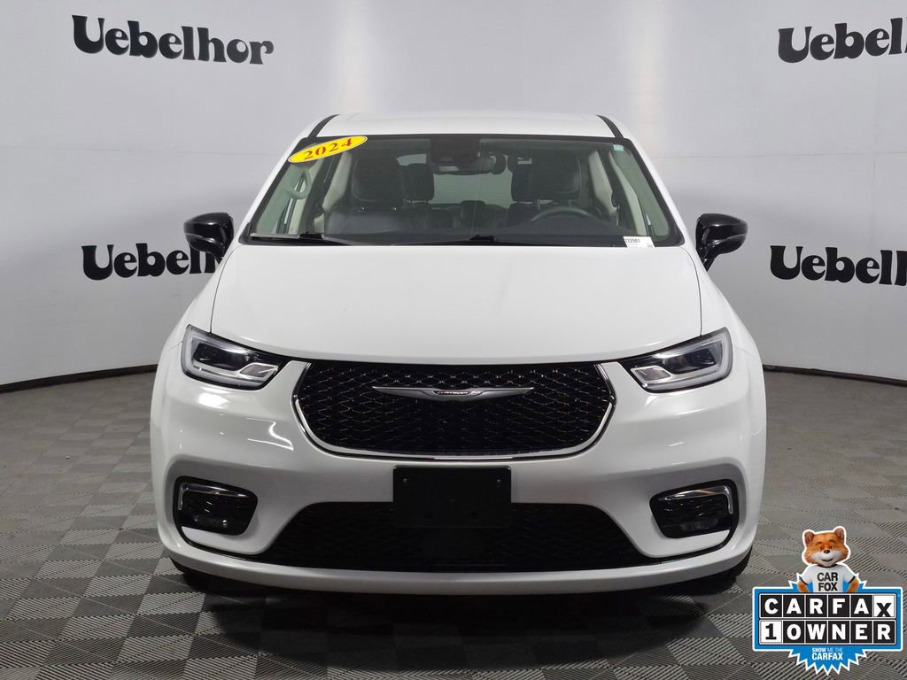 Used 2024 Chrysler Pacifica Touring-L image 2