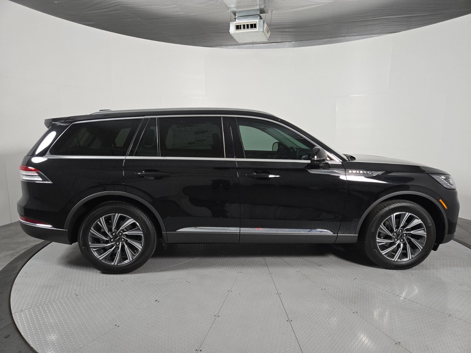 New 2026 Lincoln Aviator AWD image 3