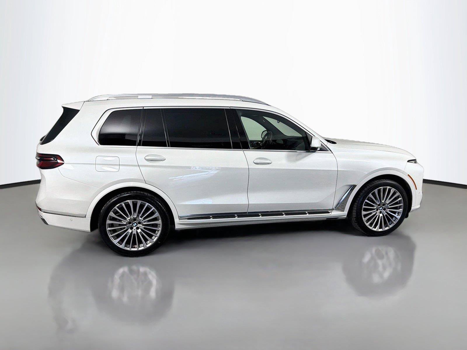 Used 2024 BMW X7 xDrive40i w/ Premium Package AWD/4WD image 4